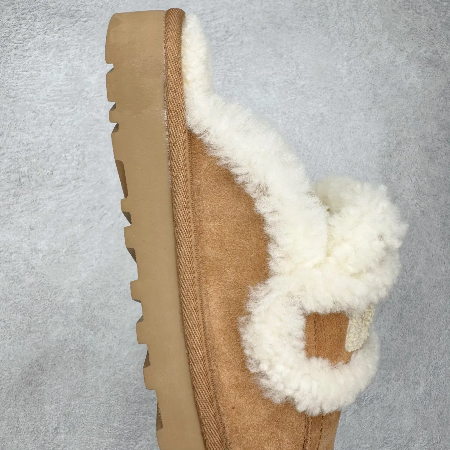 Pick up locally 💰 440 UGG slippers 1206 letter embroidered classic short-tube autumn and winter sheep fur all-in-one snow boots All shoes are made from the same factory as ZP Longfeng A-grade Australian imported sheep fur all-in-one Brand OEM production line Fully follow the ZP process flow OEM original pattern maker Adhere to no original shoes and no development selection Pay attention to every detail The most authentic version on the market TREADLITE "Light Wing" technology outsole Lightweight/durable/flexible/pile size: 35 36 37 38 39 40 Coding: by2936070